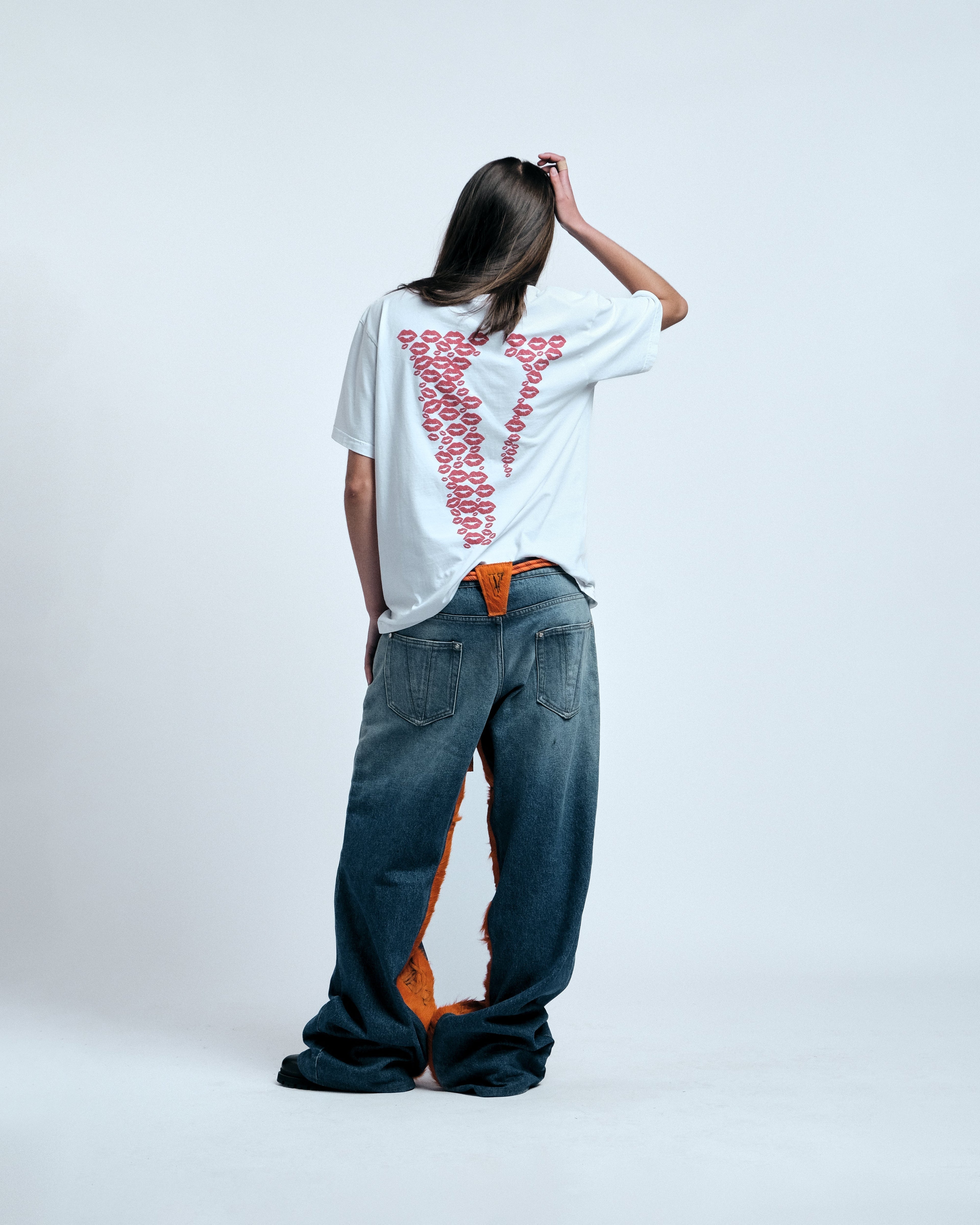 VLONE RED LIPSTICK OG EMBROIDERED T-SHIRT (white)